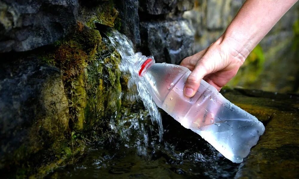 Можно пить воду из родников. Вода из родника. Чистый Родник вода. Минеральные воды. Водные источники.