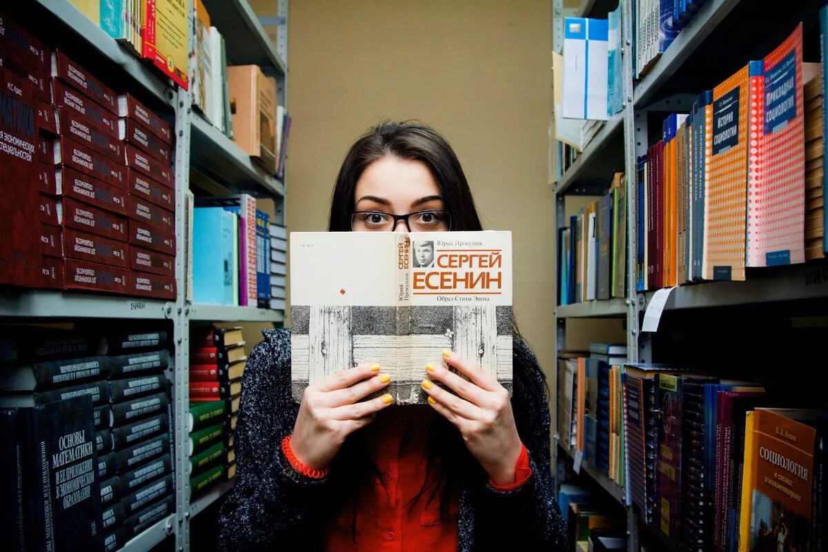 Селфи с книгой в библиотеке. Девушка с книгой в библиотеке. Интересная фотосессия в библиотеке. Селфи с любимой книгой в библиотеке.