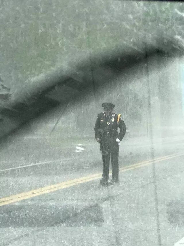 Милиционер под дождем. Полиция в дождь. Полицейский в дождь. Форма полиции в дождь.