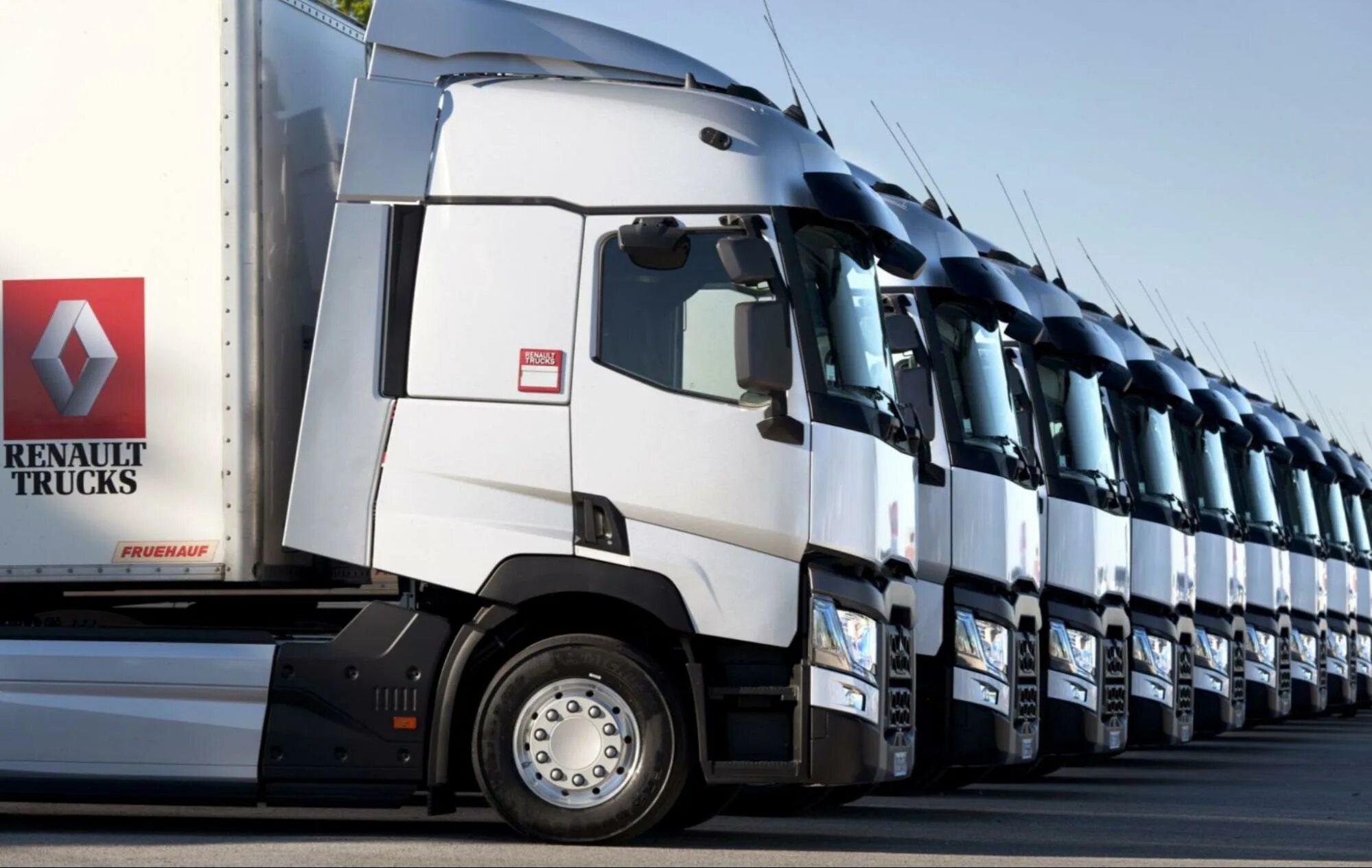 Renault premium 2006. Грузовик рено керакс самосвал. Рено грузовой. Renault concept truck. Renault trucks t 6x2 рефрижератор.
