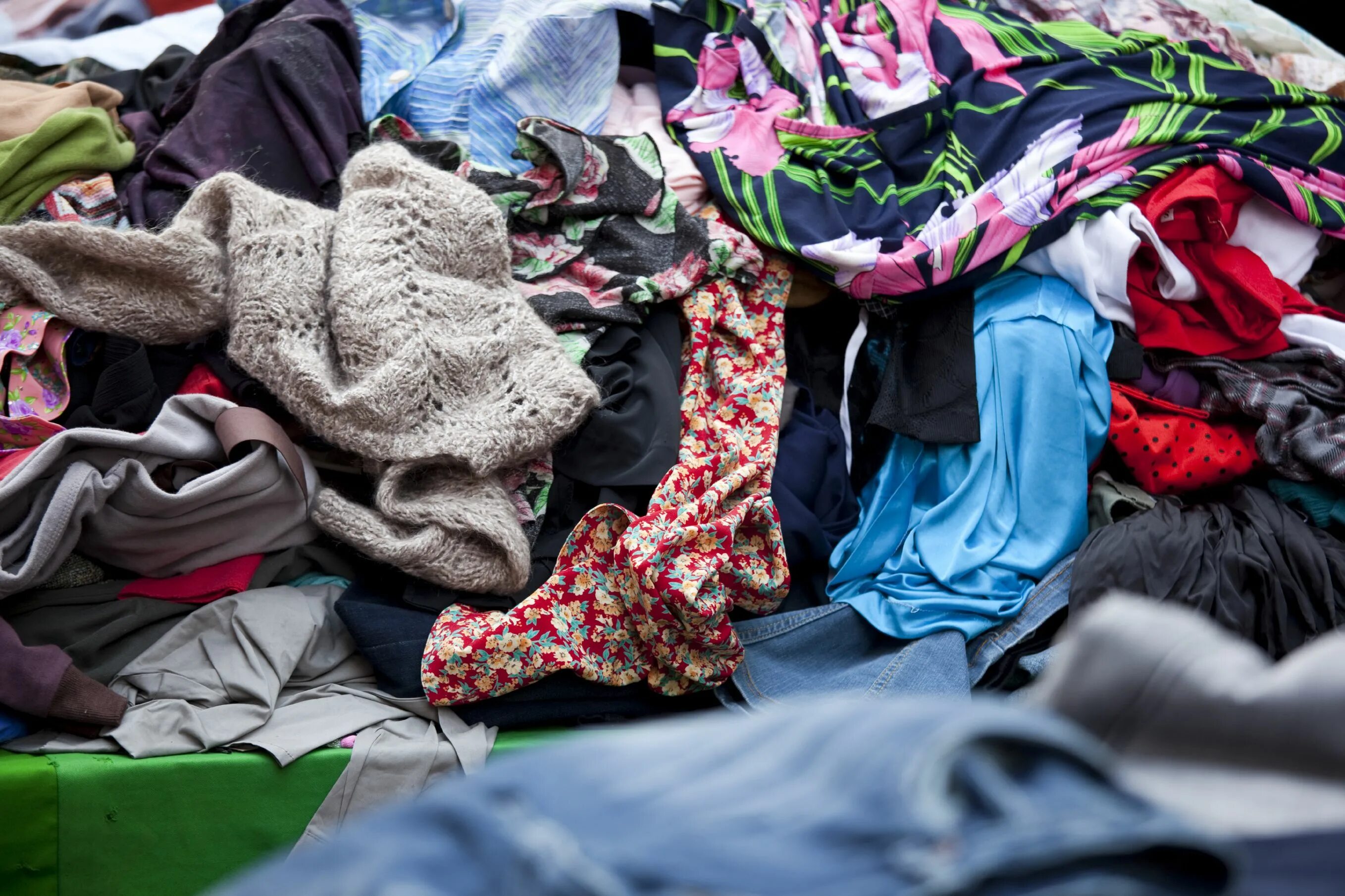 одежда из остатков ткани. ватная телогрейка 1941. очень старая одежда. куча одежды разбросанная. поношенная одежда.