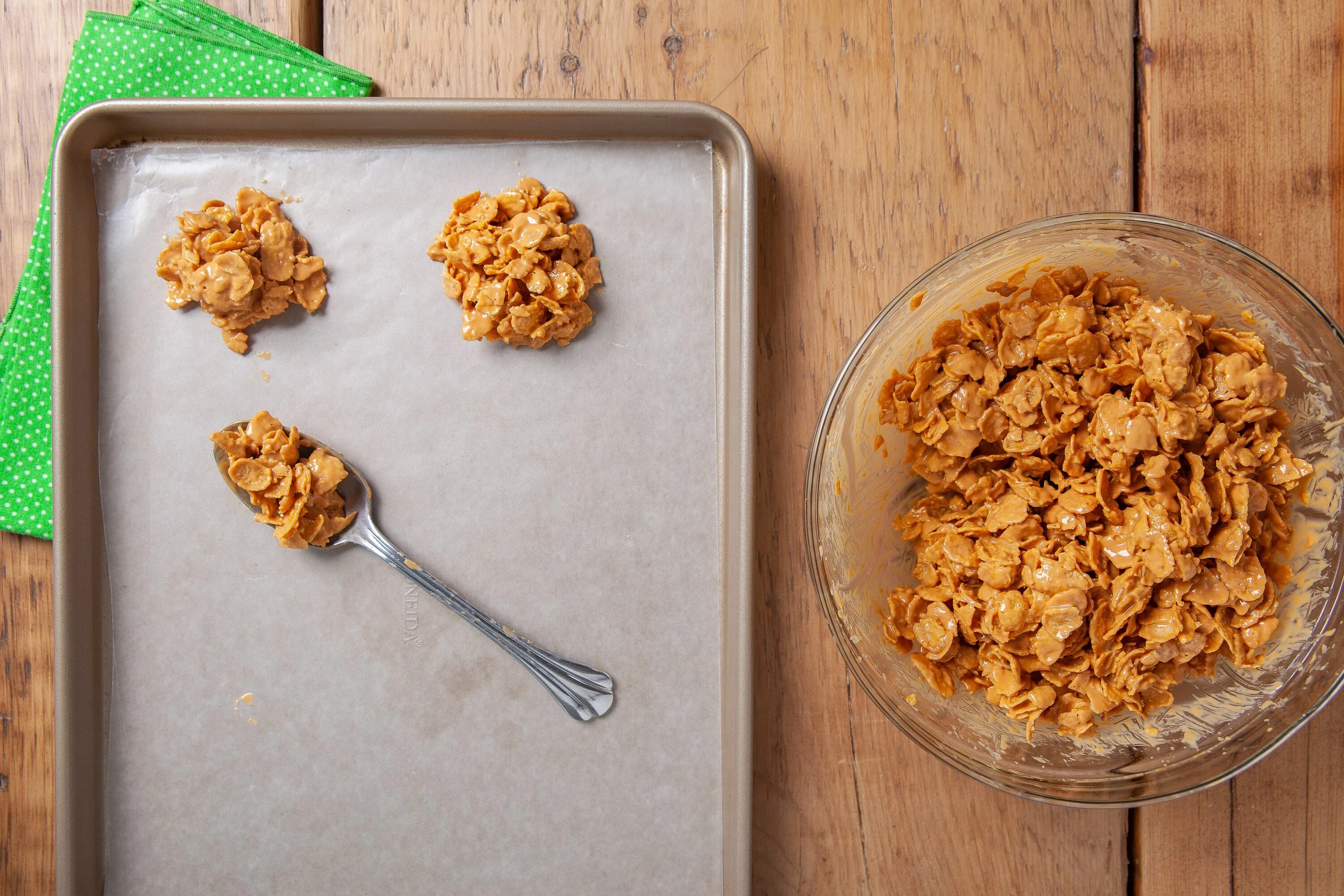 Кукурузные хлопья с молоком. Овсянка с какао и черносливом. Десерт из кукурузных хлопьев. Десерт из овсяных хлопьев и банана без выпечки. Шишки из сгущенки, хлопьев и орехов.