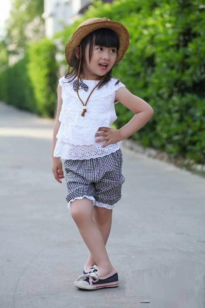 Гардеробная для маленькой принцессы. Маленькая девушка одевается. Маленькая девушка одевается. Мама прощается с дочкой. Фотосессия в маминых туфлях.