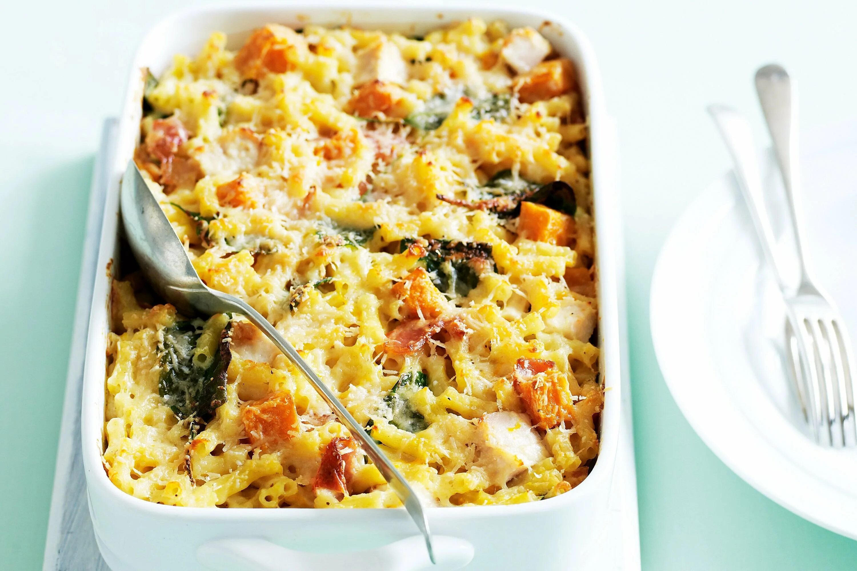Макаронная запеканка с яйцом. Запеканка с макаронами и курицей. макароны запеченные в духовке. запеканка с макаронами и овощами. запеканка с тыквой курица в духовке.