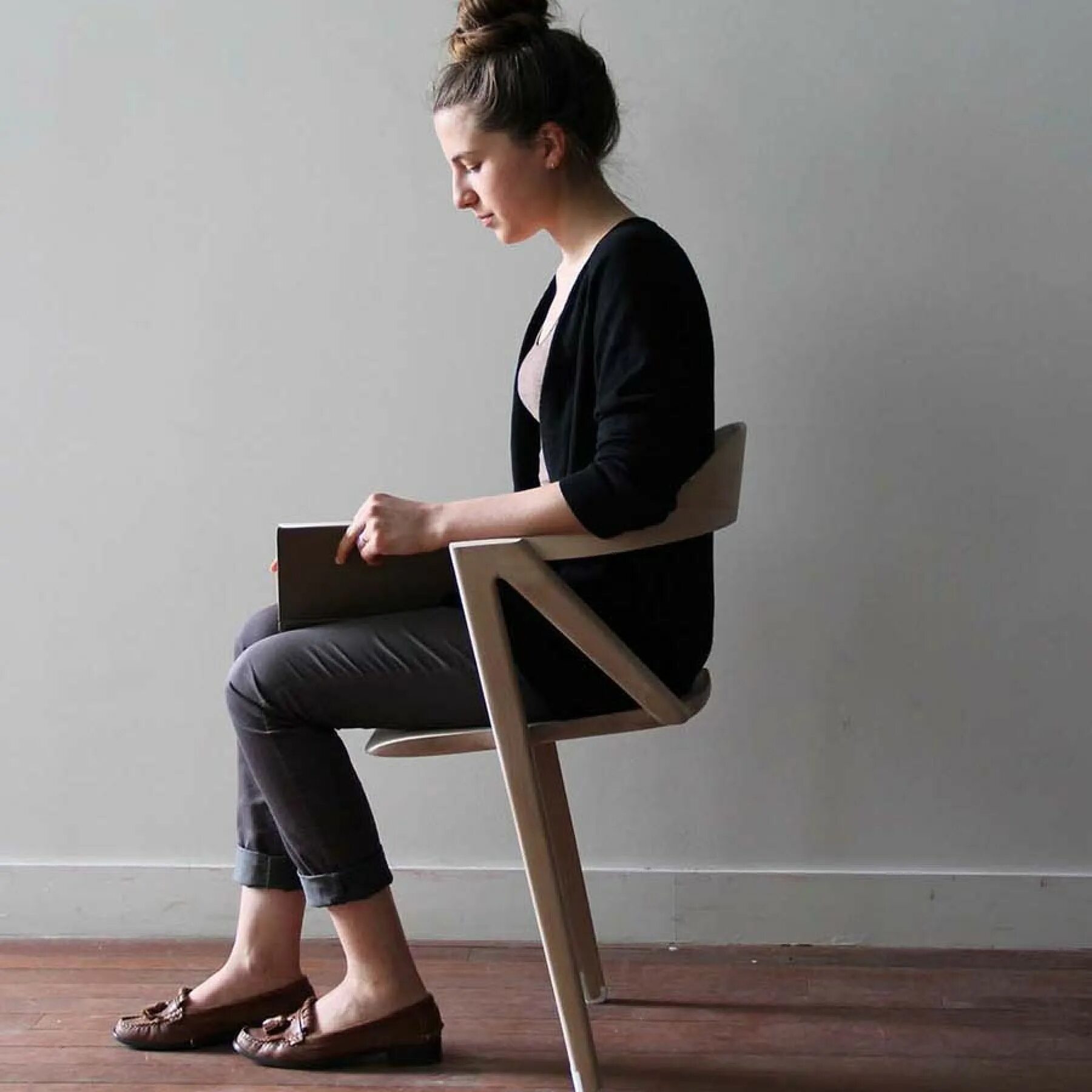 человек на стуле. человек сидит на стуле ъ. красивая осанка. осанка. человек сидит на стуле.