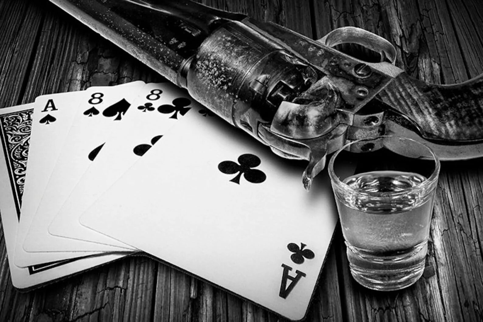 Карты деньги стол. Карта виски. Обои на рабочий стол Покер. Револьвер и виски.