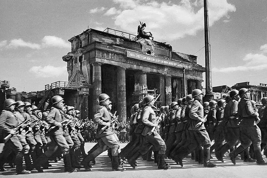 Парад победы май 1945. Парад союзнических войск в Берлине 1945 года. Парад Победы в Берлине в 1945 году. Победа Берлин 1945. 1945 В Берлине у Бранденбургских ворот состоялся парад.