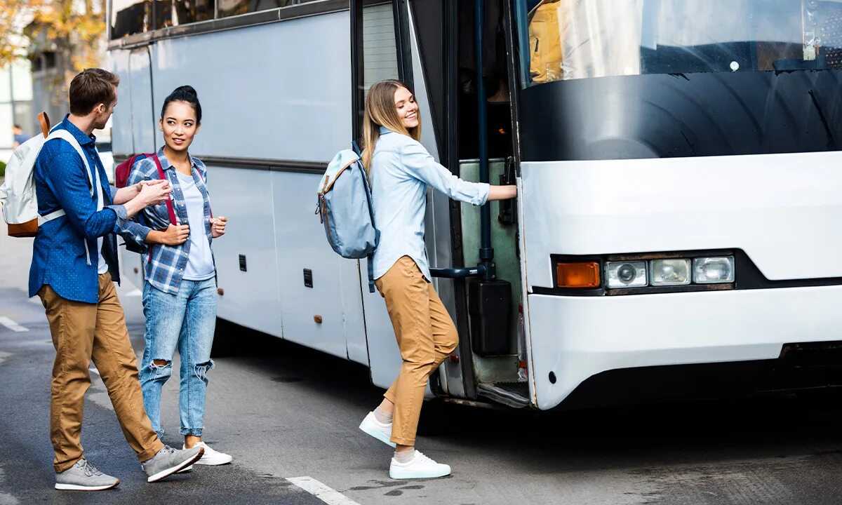 Казашка в автобусе. Автобус турист. люди в экскурсионном автобусе. туристы в автобусном туре. люди в автобусе экскурсия.