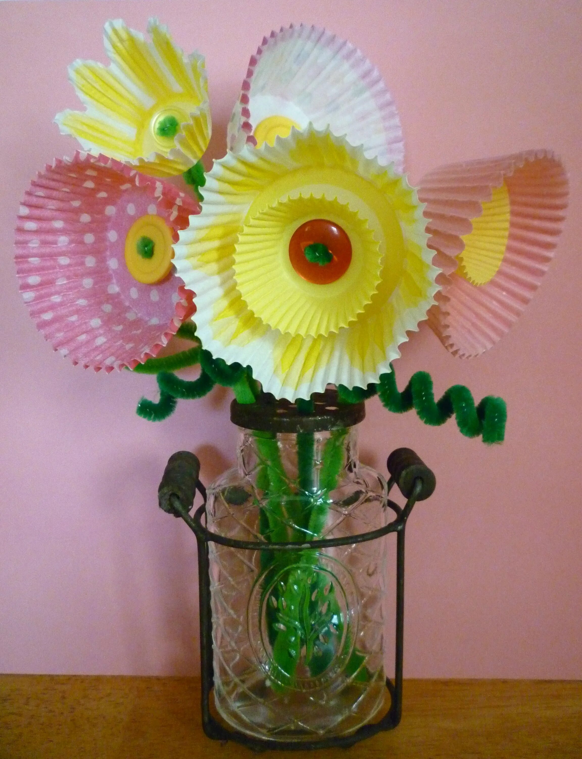 аппликации из формочек для кексов. цветы из формочек для кексов. аппликации из формочек для кексов. поделки форма. поделки из бумажных формочек для кексов.