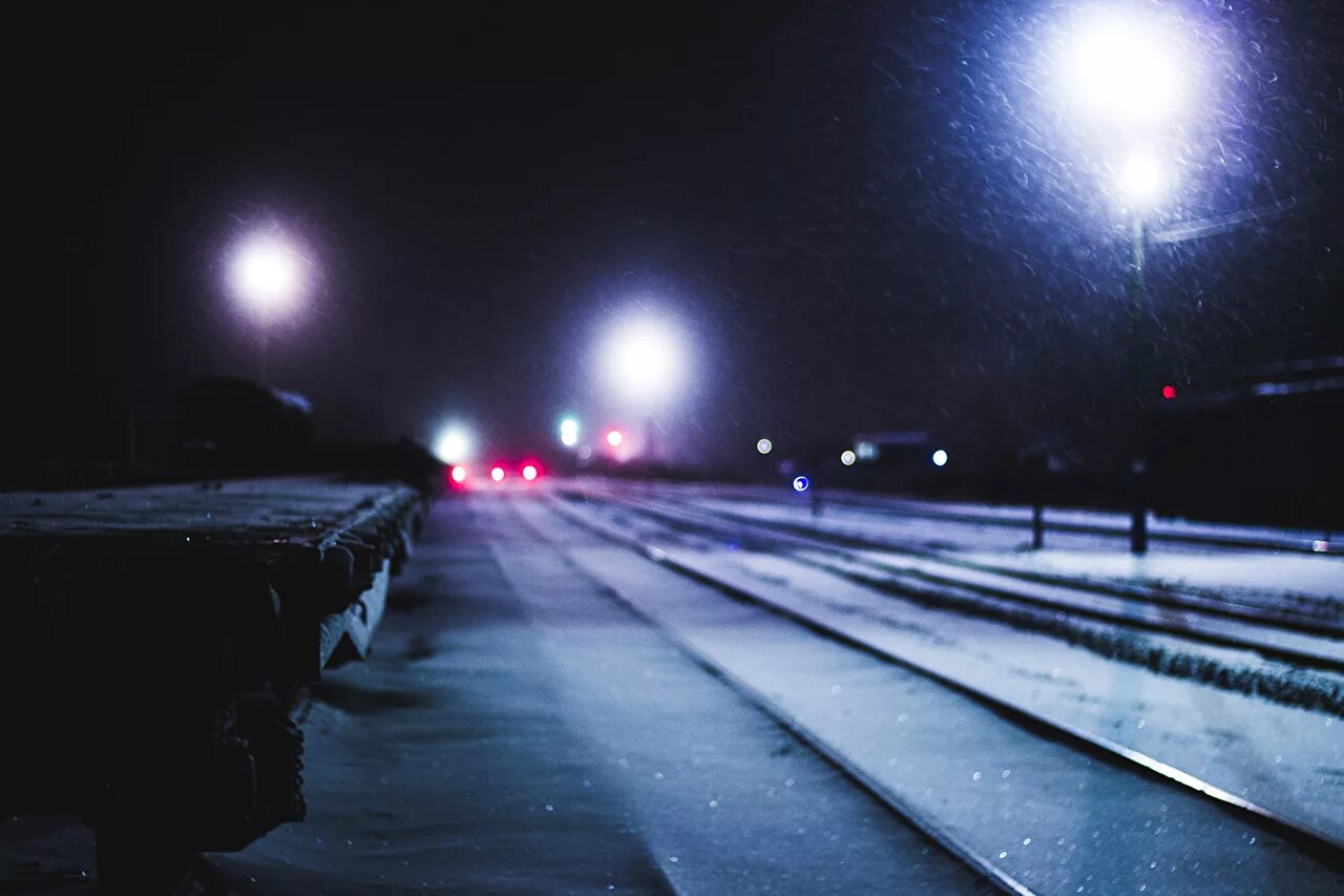 Дорога белела освещенная месяцем. Дорога ночью. Зима ночь. Ночная зимняя дорога. Железная дорога ночью.