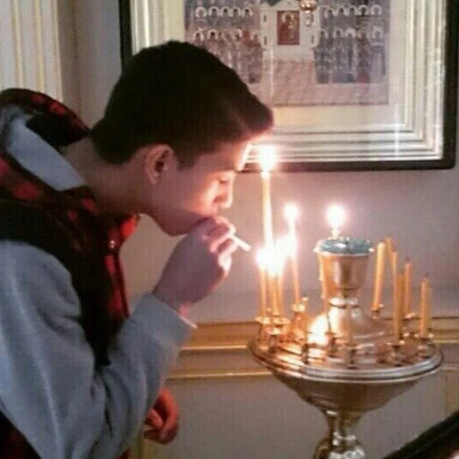 потухшая свеча. свечка сигарета. свечка сигарета. свечка сигарета. свечи и сигареты.