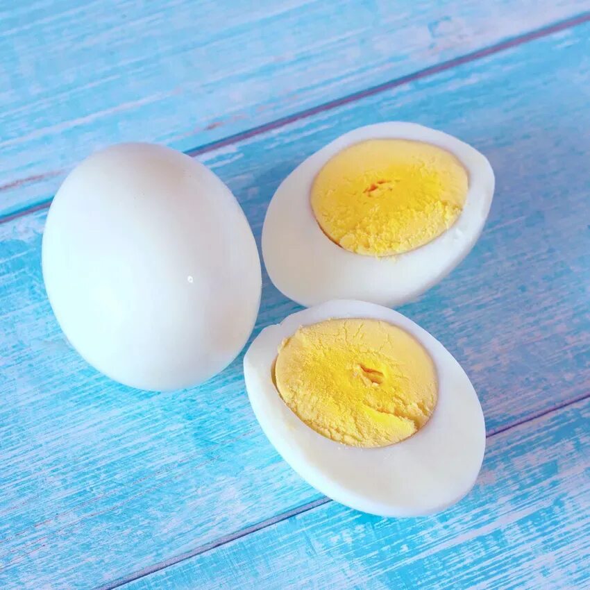 Яичный белок. Половинка вареного яйца. Четвертинка яйца. Яйцо вареное Medium. Вареное яйцо крутится.