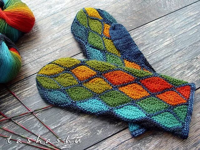 Варежки пэчворк. Необычные варежки светланы гордон. Вязаные варежки в технике бриошь. Варежки в технике бриошь. Варежки пэчворк спицами.