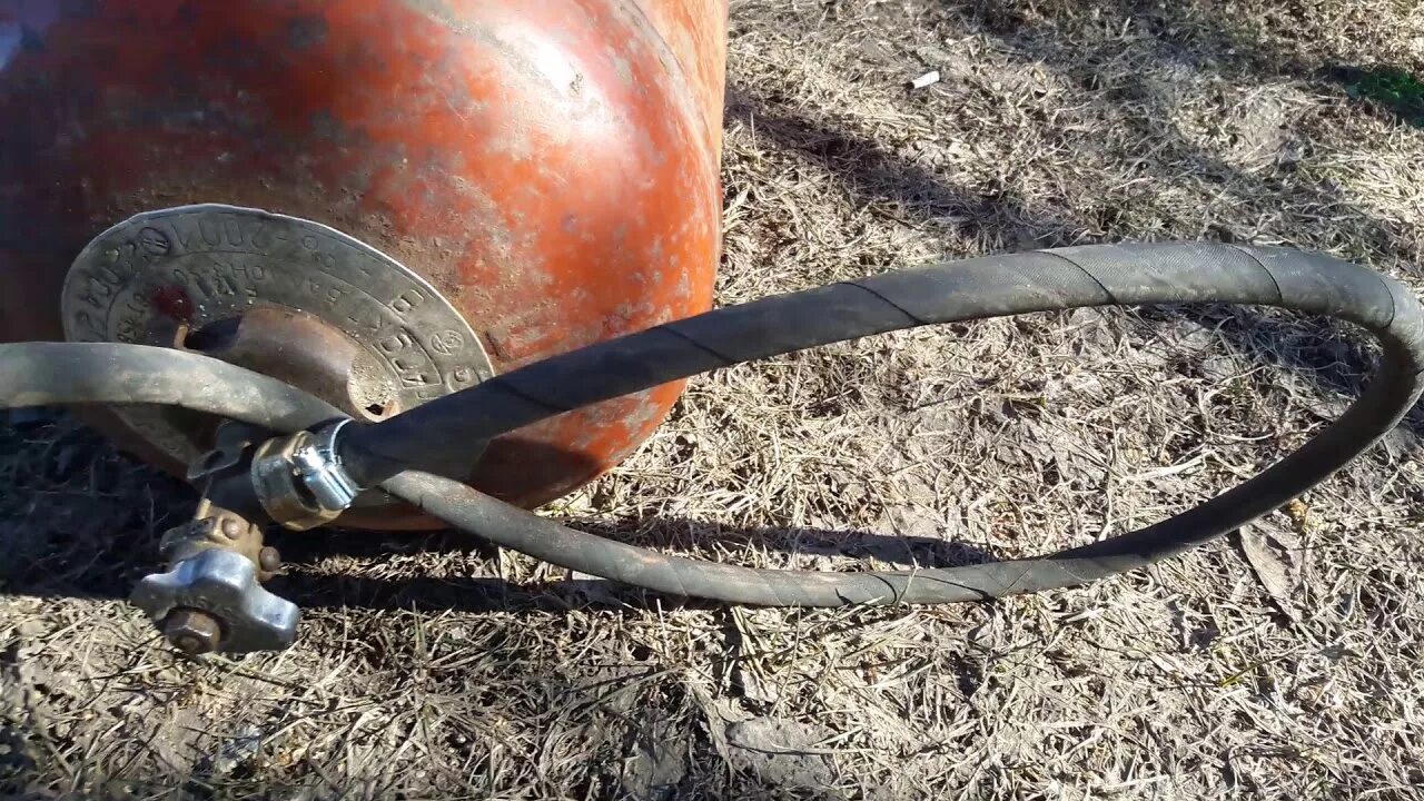 Пескоструй с баллона фреона. Откручиваем клапан с газового баллона 27 л. Слить конденсат из газового баллона. Выкачанный из баллона. Мангал из баллона фреона.