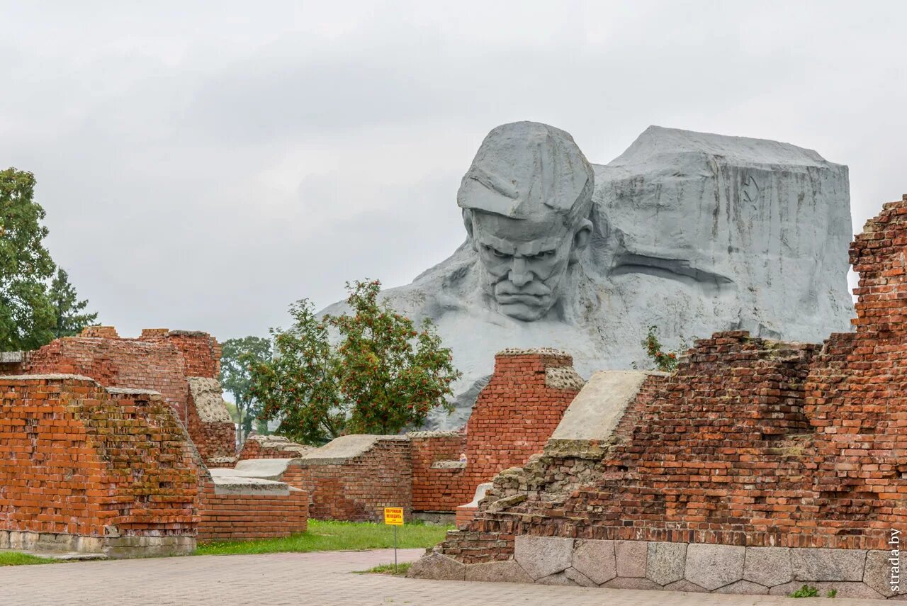 Брестская крепость мемориальный комплекс. Мемориал Брестская крепость-герой. Мемориальный комплекс "Бресткая крепость-герой". Монумент "крепость-герой", Брест.. На территории какого государства находится брестская крепость