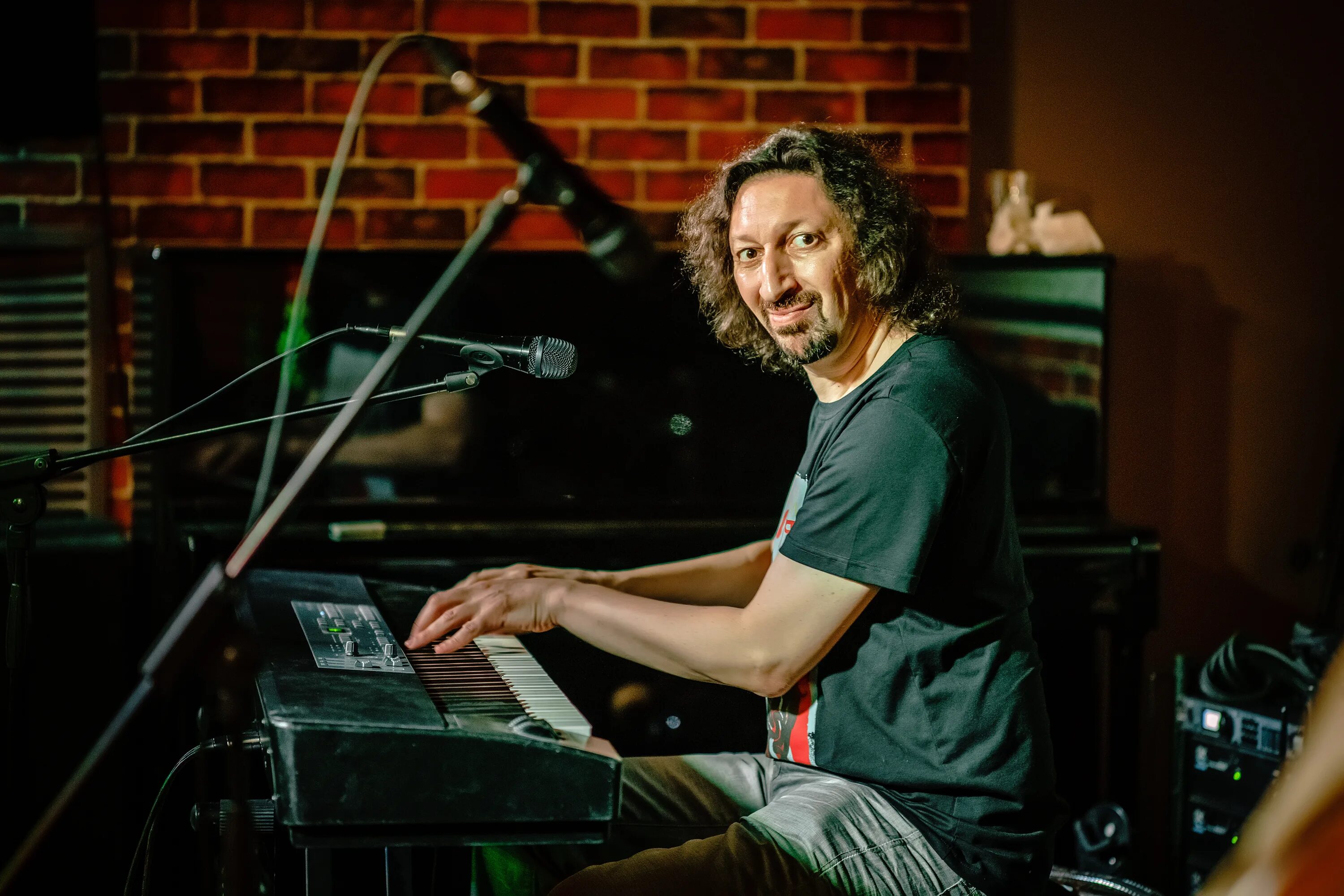 Профессия столяр для детей. Мой папа столяр столяр 2 класс. Поздравления по профессиям. Мастерская музыкальных инструментов. Столяр песня.