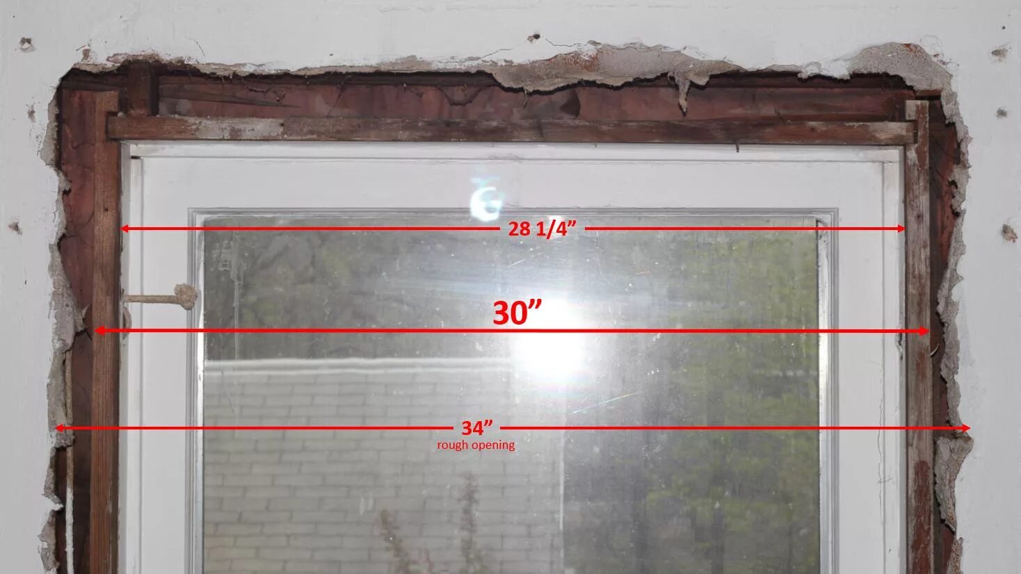 Окно можно перенести. Оконный проем течет. Чистый проем для окна в новостройке. Поднять оконный проём под полы. Как увеличить дверной проем в высоту в Старом деревянном доме.