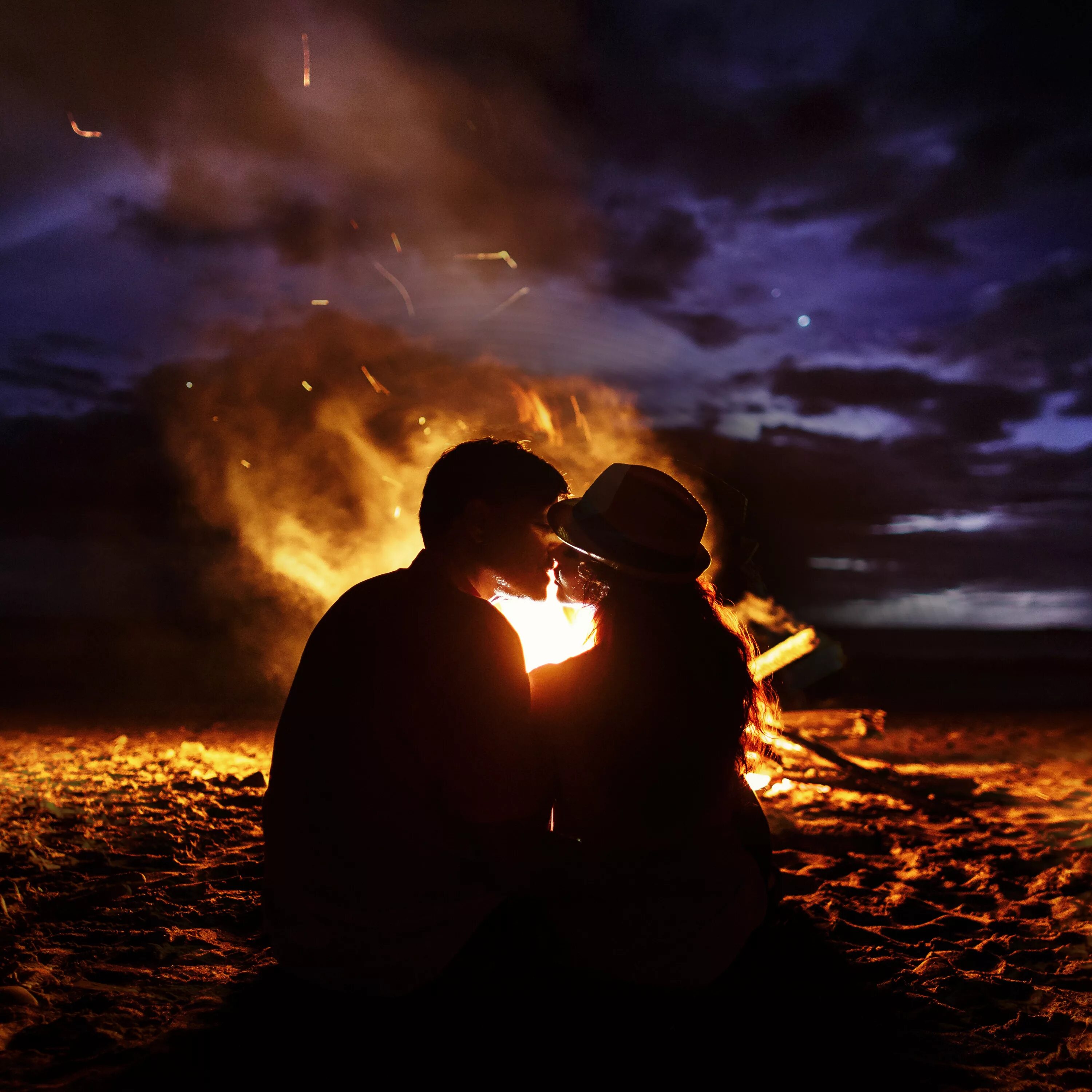 Влюбленные у костра. Пара у костра. Ночь вдвоем. Влюблённые возле огня.
