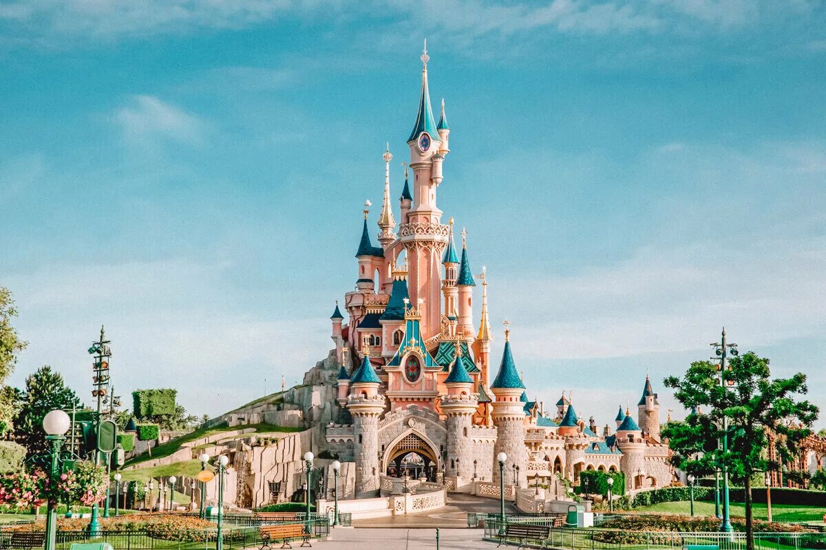 Сколько стоит диснейленд в париже. Диснейленд Париж Disneyland Paris. Парк Уолт Дисней в Париже. Париж Дисней Диснейленд. Евро Диснейленд Франция.