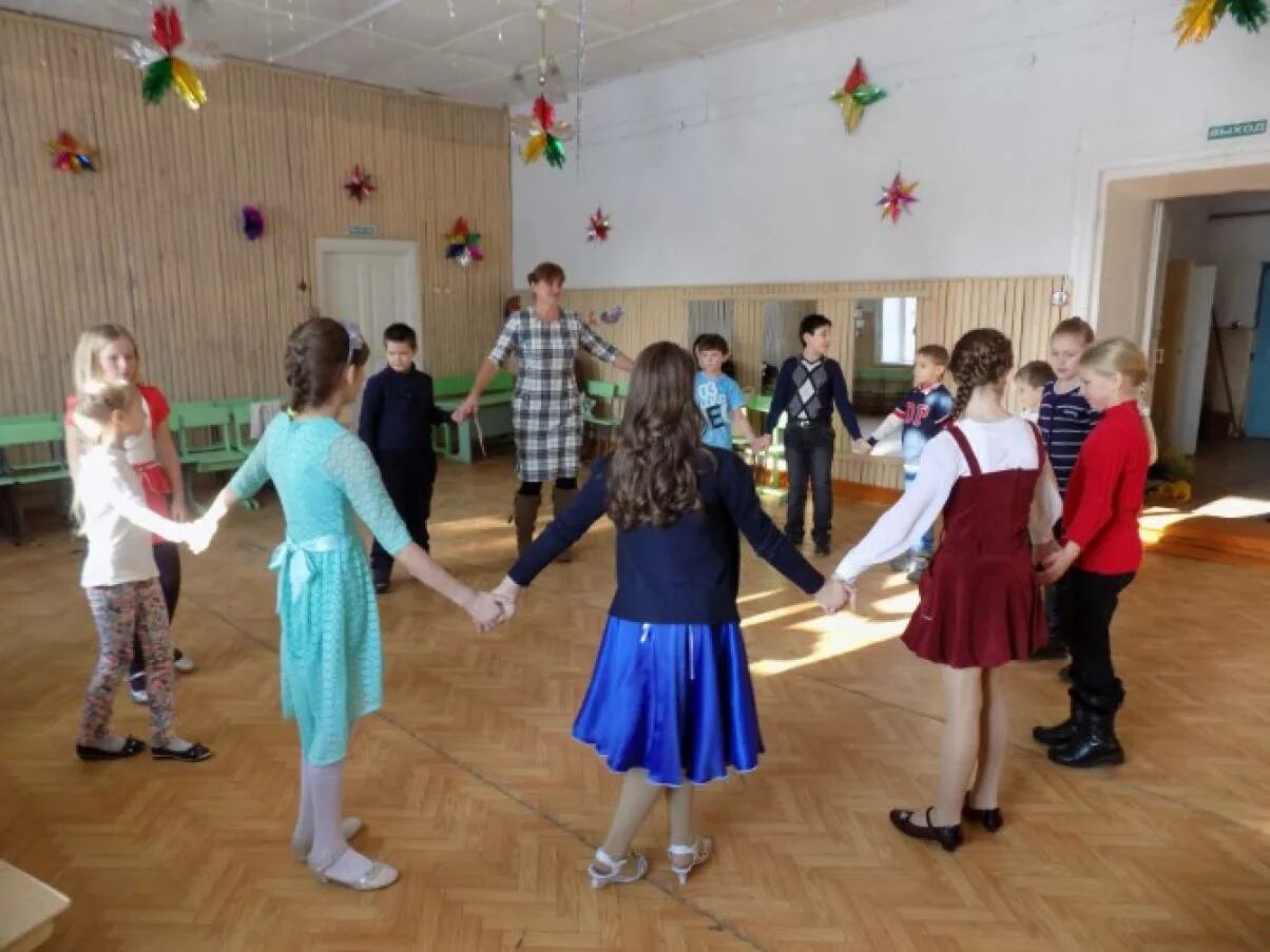 Танцы в начальной школе. Веселый танец начальная школа. Веселый танец начальная школа. Танец мальчиков с махалками. Танец на новый год для детей начальной школы.