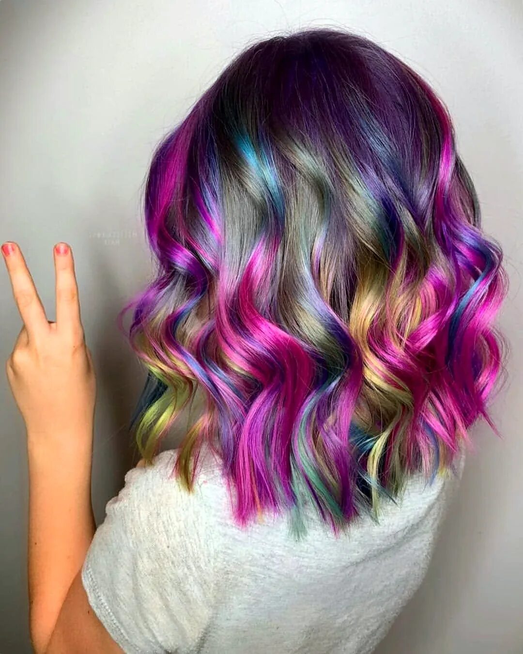 Разноцветные волосы. Разноцветные пряди волос. Окрашивание волос с яркими прядями. Разноцветное окрашивание волос.
