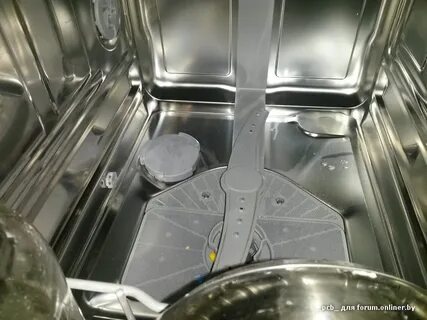 Вода на дне посудомоечной машины