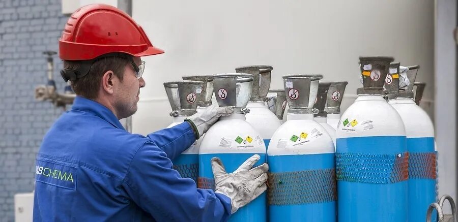 Заправщик газовых баллонов. Наполнитель газовых баллонов. Наполнение баллонов газом. Испытатель баллонов. Заправочный газовый баллон азс.
