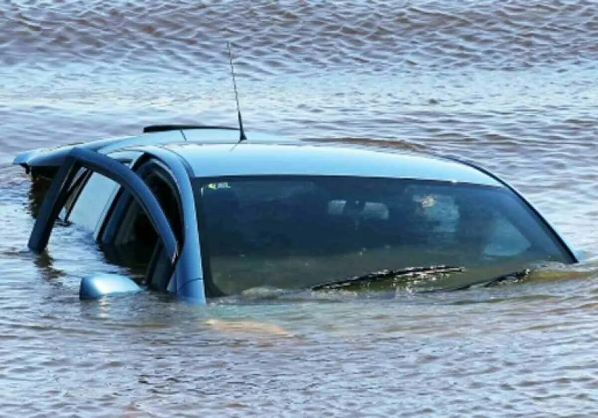 Автомобиль попал в воду