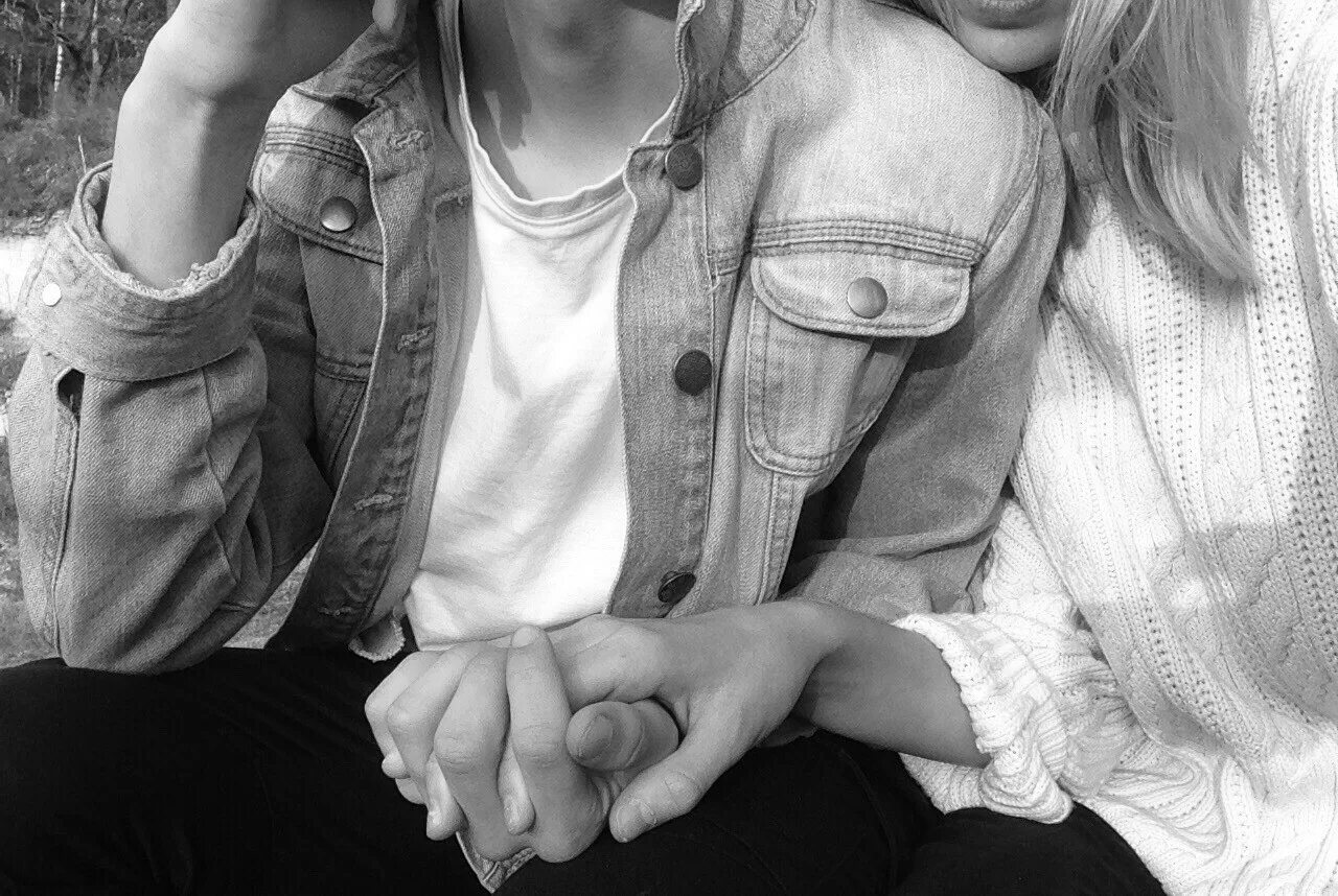 девушка со светлыми волосами с парнем. светленькая девушка с парнем. пары со светлыми волосами. блондинка девушка и мальчик. блондинка с парнем обнимаются.