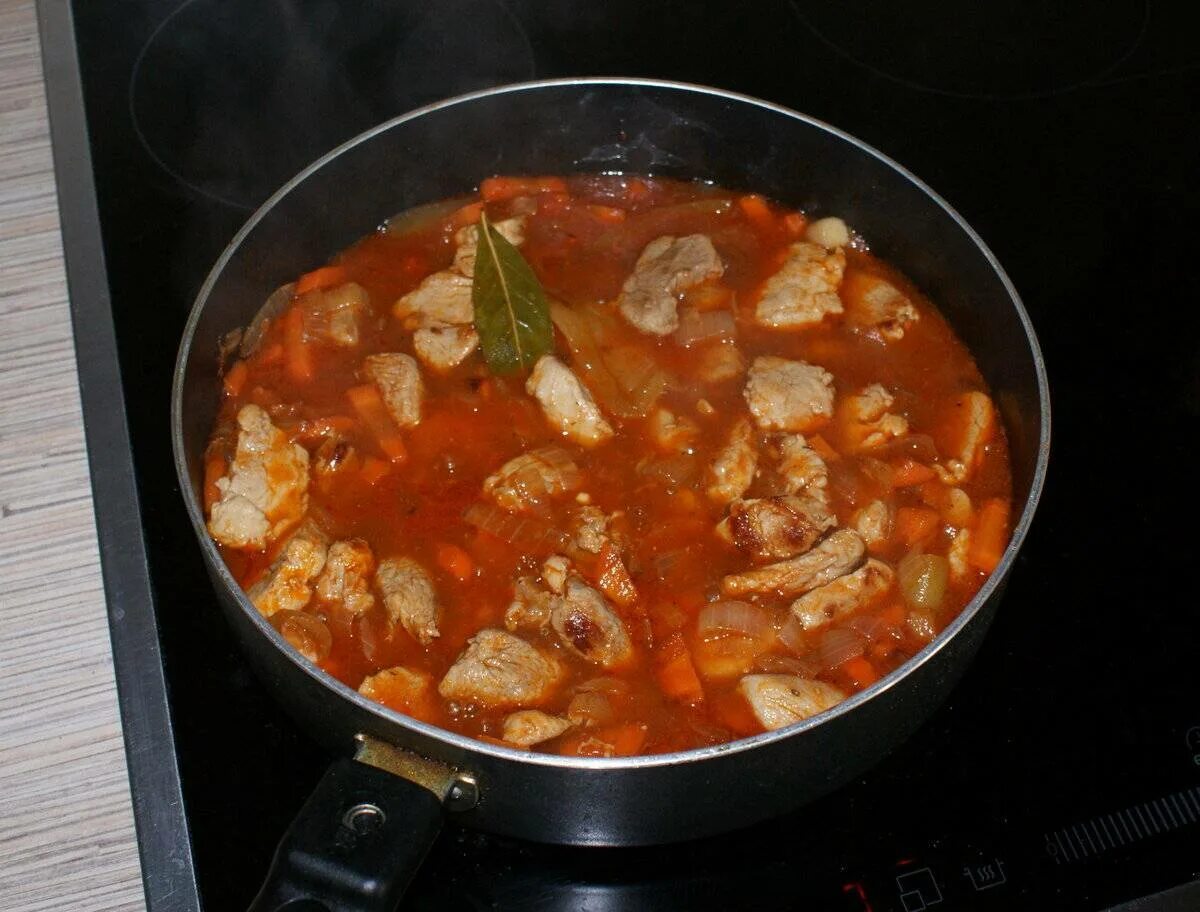 Подлив из филе с томатной пастой. Гуляш из курицы с подливкой. куриное филе гуляш. куриный гуляш с подливкой. гуляш из филе курицы.