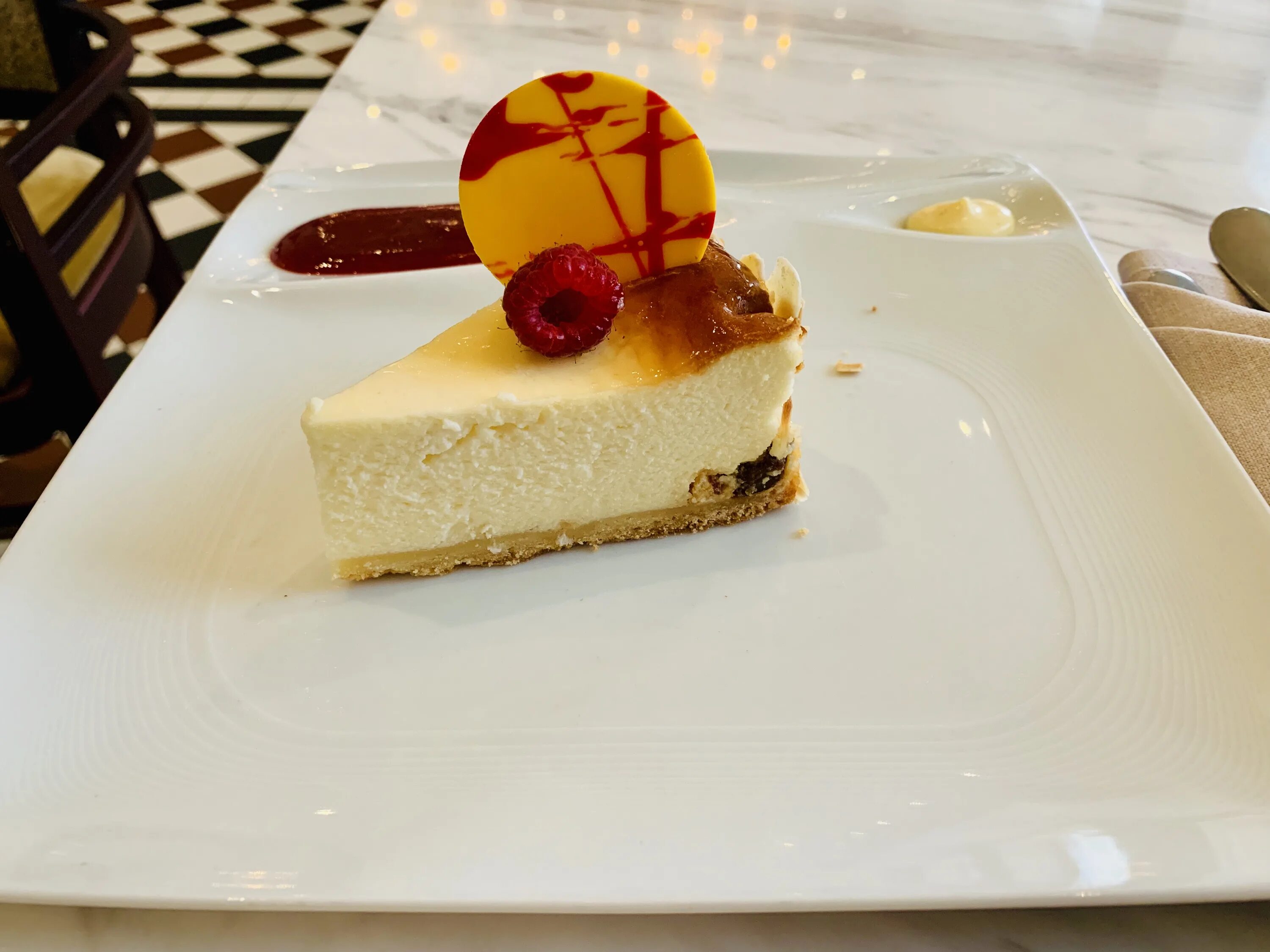 чизкейк кафе. бутырина кафе чизкейк. чизкейк в кофейне. чизкейк кафе. чизкейк подача.