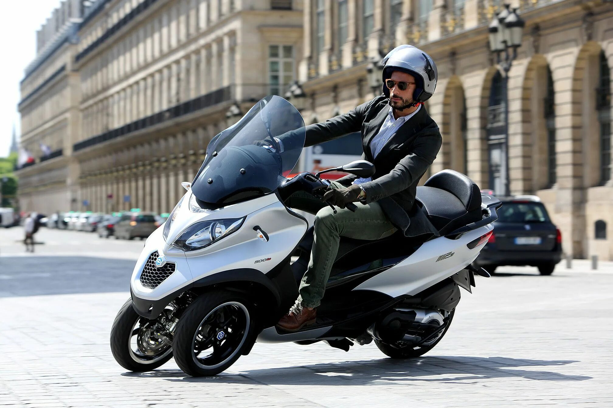 Скутер белгородская. Скутер Piaggio. Скутер Piaggio mp3. Максискутер Piaggio mp3 250. Piaggio mp3 500.