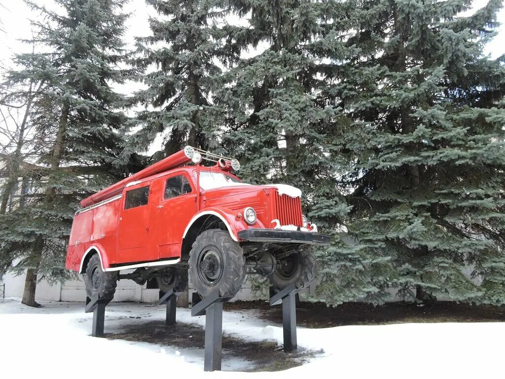 Памятник пожарному автомобилю. ГАЗ-63-ПМГ-19.. Памятник пожарной машине Тамбов. ГАЗ 63 пожарная машина. Памятник пожарной машине Люберцы.