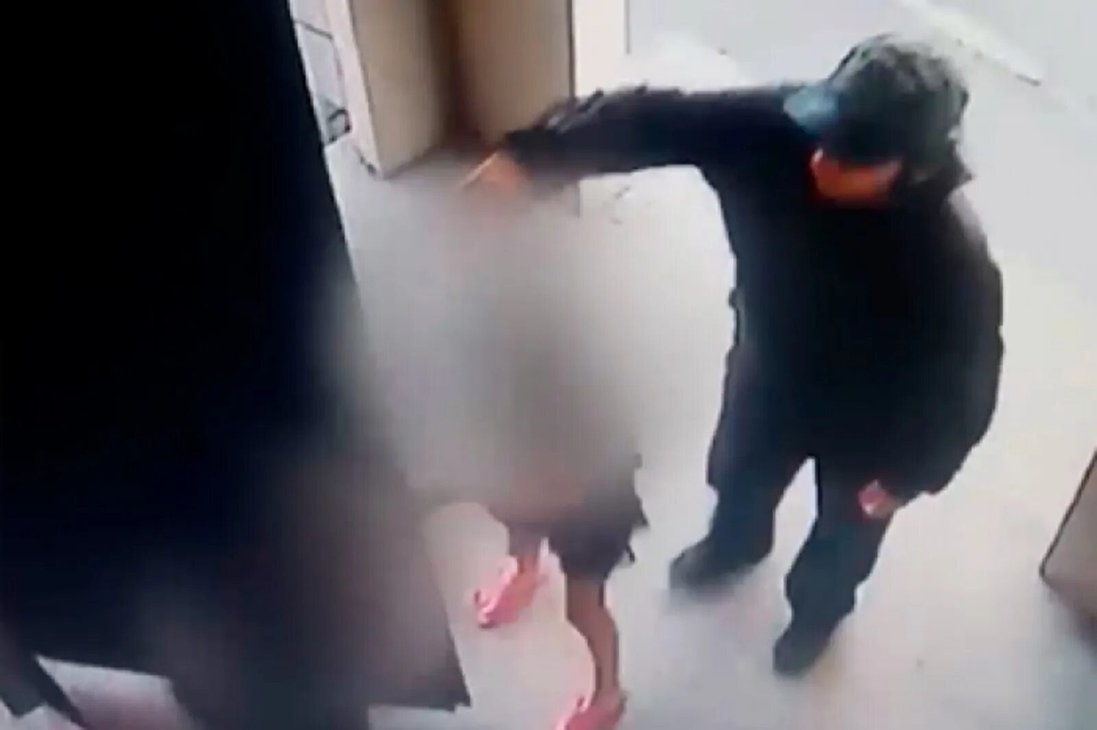 Маньяк нападает на девочку. Напал на девочку в подъезде. нападение на девушку в подъезде. маньяк напал на девочку в лифте. маньяк напал на девочку в подъезде.