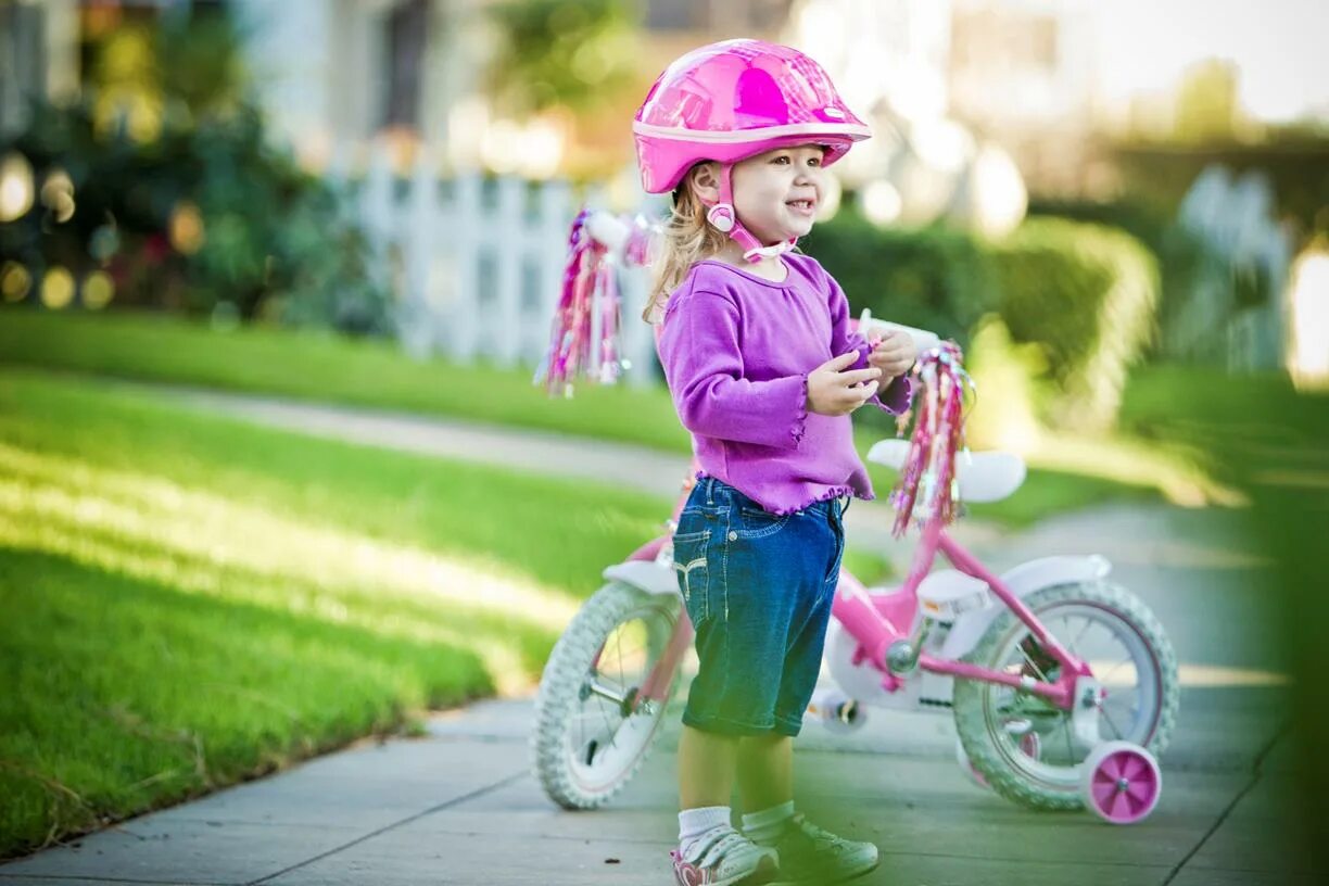 Велосипеды детские. Дети катаются на велосипеде. Велик для детей. Велосипед для девочки.