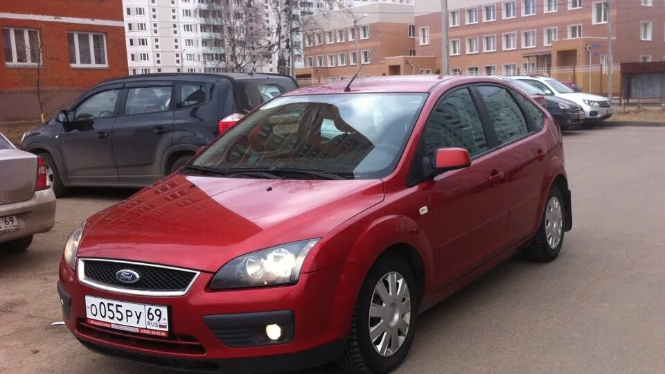 Форд фокус 2006 красный. Ford Focus 2005 красный. Форд фокус хэтчбек 2006 красный. Форд фокус 2006 хэтчбек. Форд фокус 2006 года 1.8