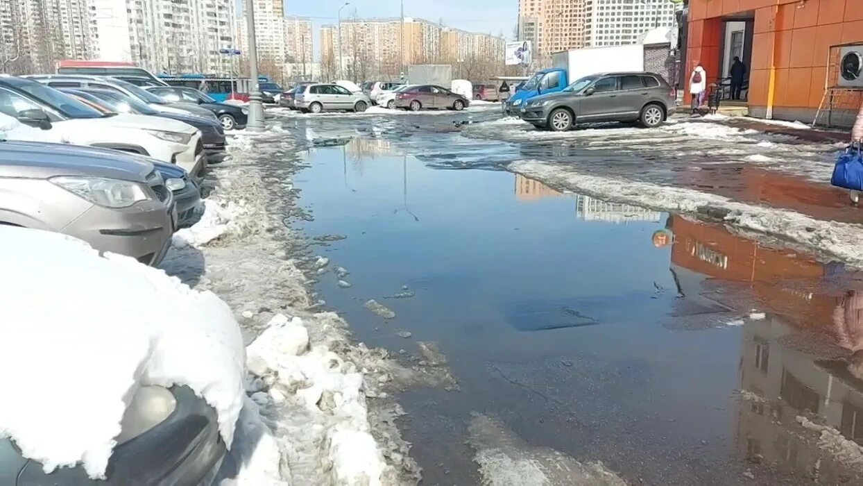 Когда примерно растает снег. Весенние лужи. Таяние снега в Москве. Новосибирск центр тает снег.