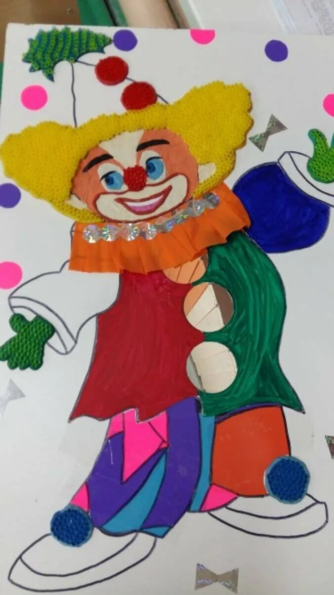 Клоун поделка для детей. Портрет веселый клоун пластилинография. Аппликация клоун в старшей группе. Поделка клоун. Объемная аппликация клоун.
