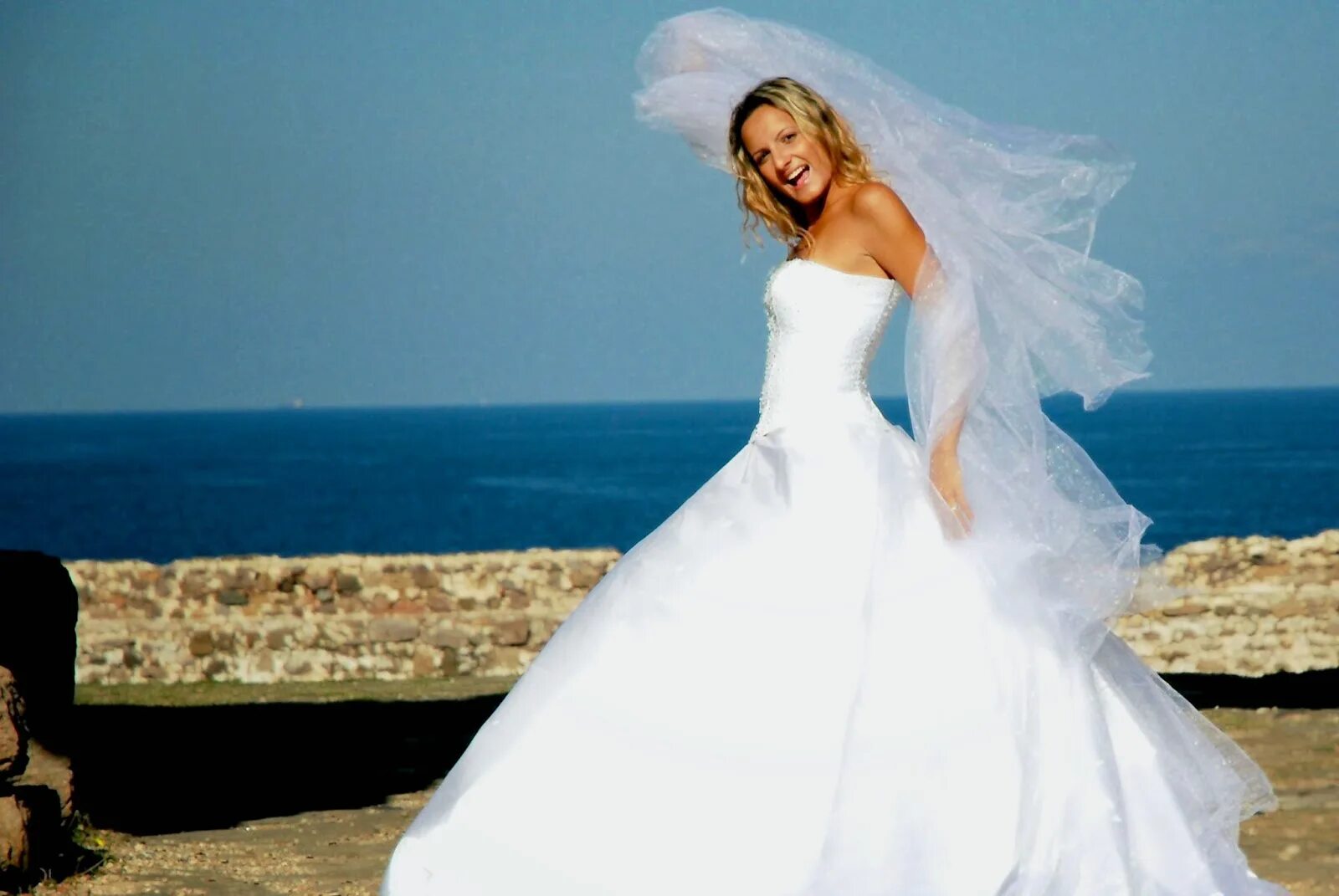 Зачем платье. Красивая невеста. Свадебное платье приметы. Фата для невесты фото. Свадебные платья на невесте ШОК.