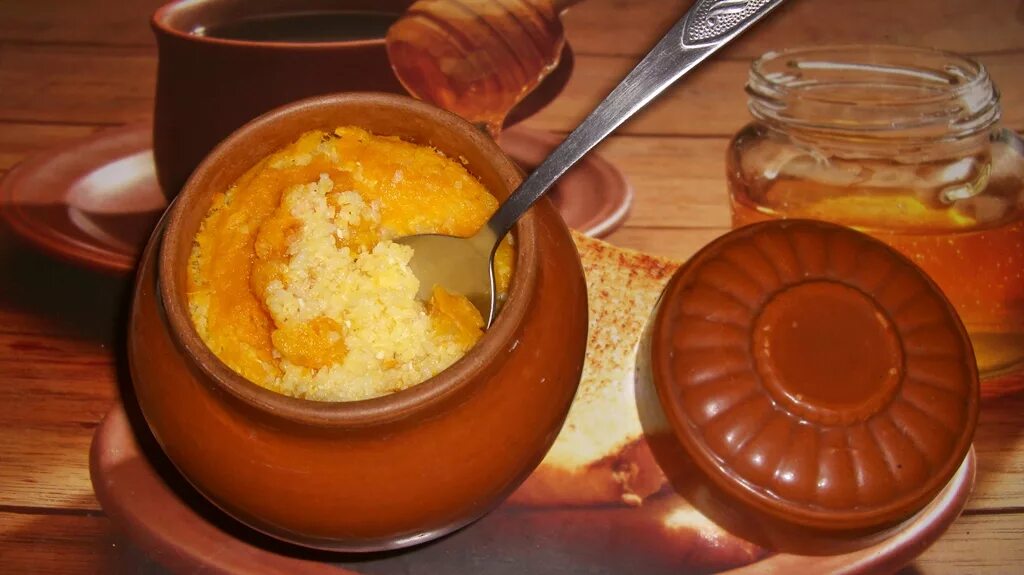 боярская каша в горшочке. кукурузная каша с тыквой в горшочке. картинка каша кукурузная в глиняных горшочках. кукурузная крупа с тыквой в горшочках в духовке. горшочек каши.