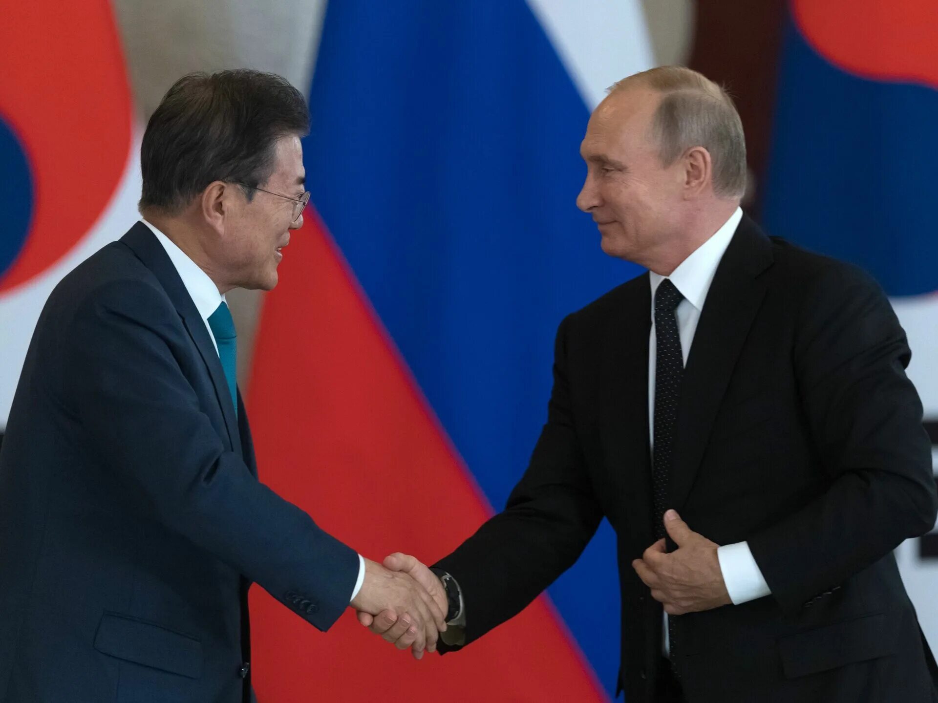 Президент южной кореи мун чжэ ин в молодости. Президент республики корея мун чжэ ин и путин. Президент республики корея мун чжэ ин и путин. Владимира путина с президентом южной кореи мун чжэ ином. Президент россии и южной кореи.