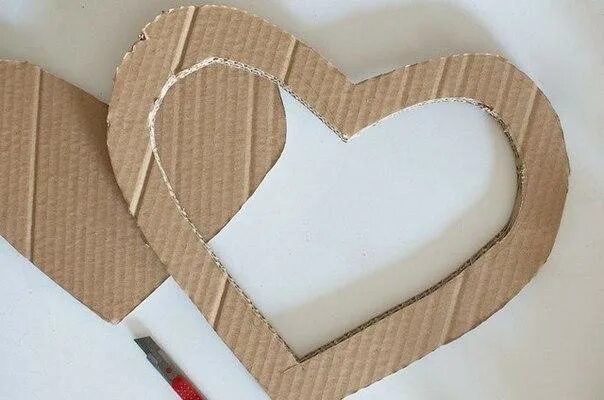 Сердечко вырезанное из картона. Сердце из картона. сердце из картона своими. сердечко из картона своими руками. поделка сердечко из картона.