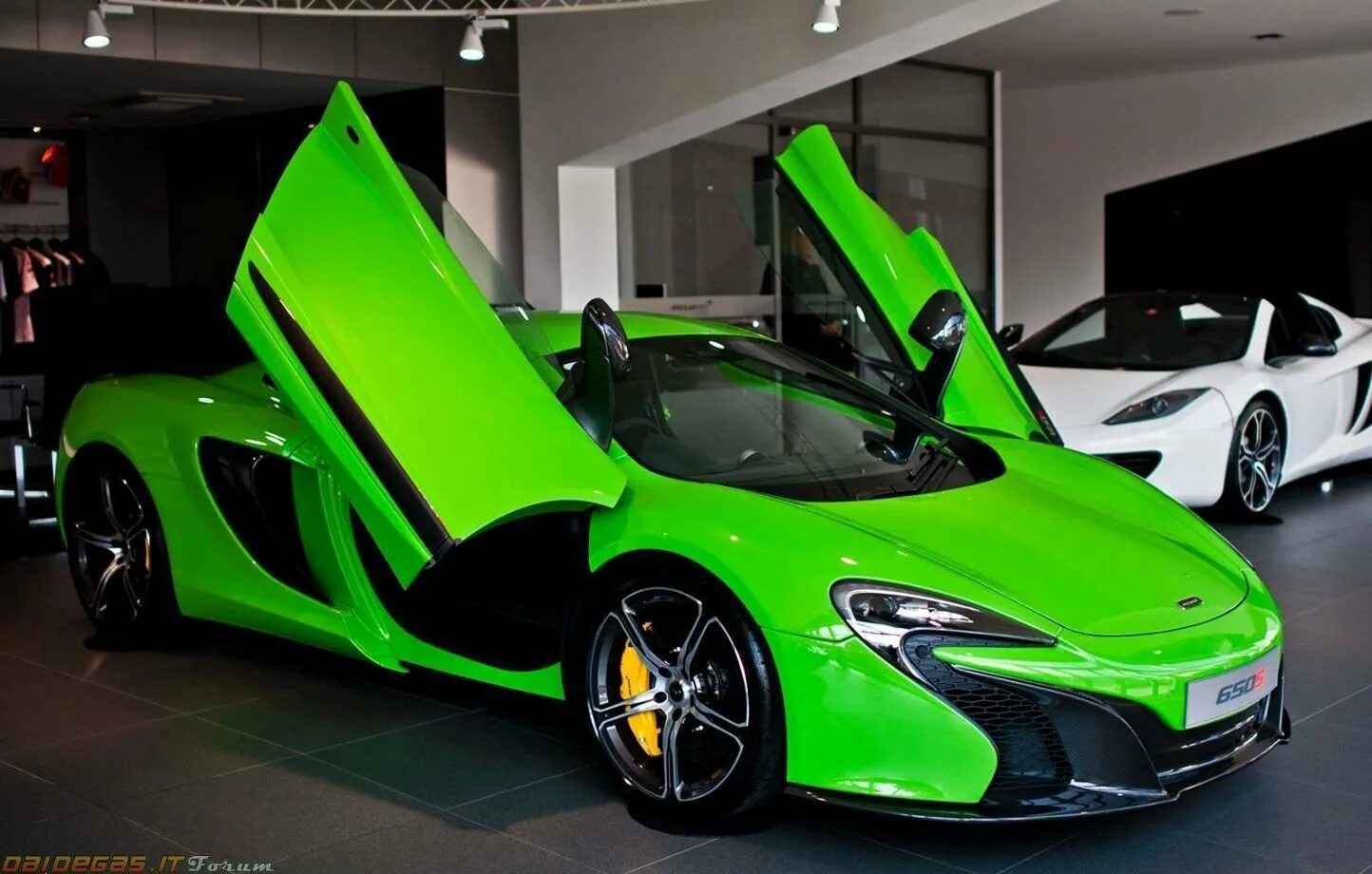 Кислотные машины. MCLAREN 650s салатовый. MCLAREN 650s зеленый. MCLAREN p1 зеленый. Макларен кислотный.