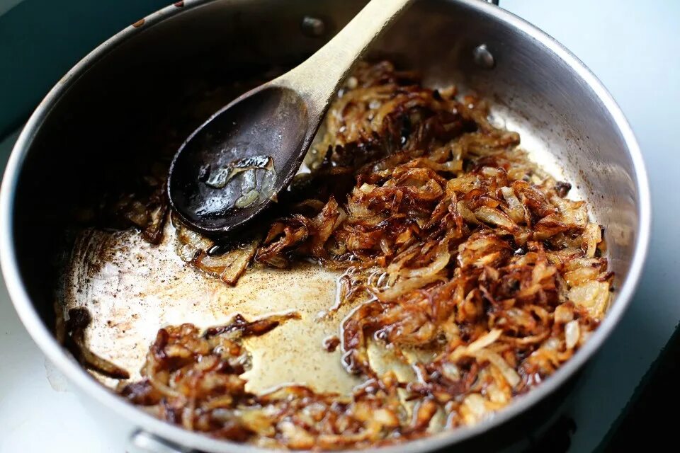 Подгоревший лук. Карамелизированный лук. Лук на сковороде. Лук шинкуют. Подгоревший лук.