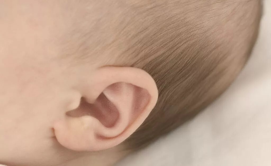 ребенок новорожденный чешет глаза и уши. глаза новорожденного. ушки у новорожденных детей. острый средний отит у детей. зуд за ушком у грудничка.