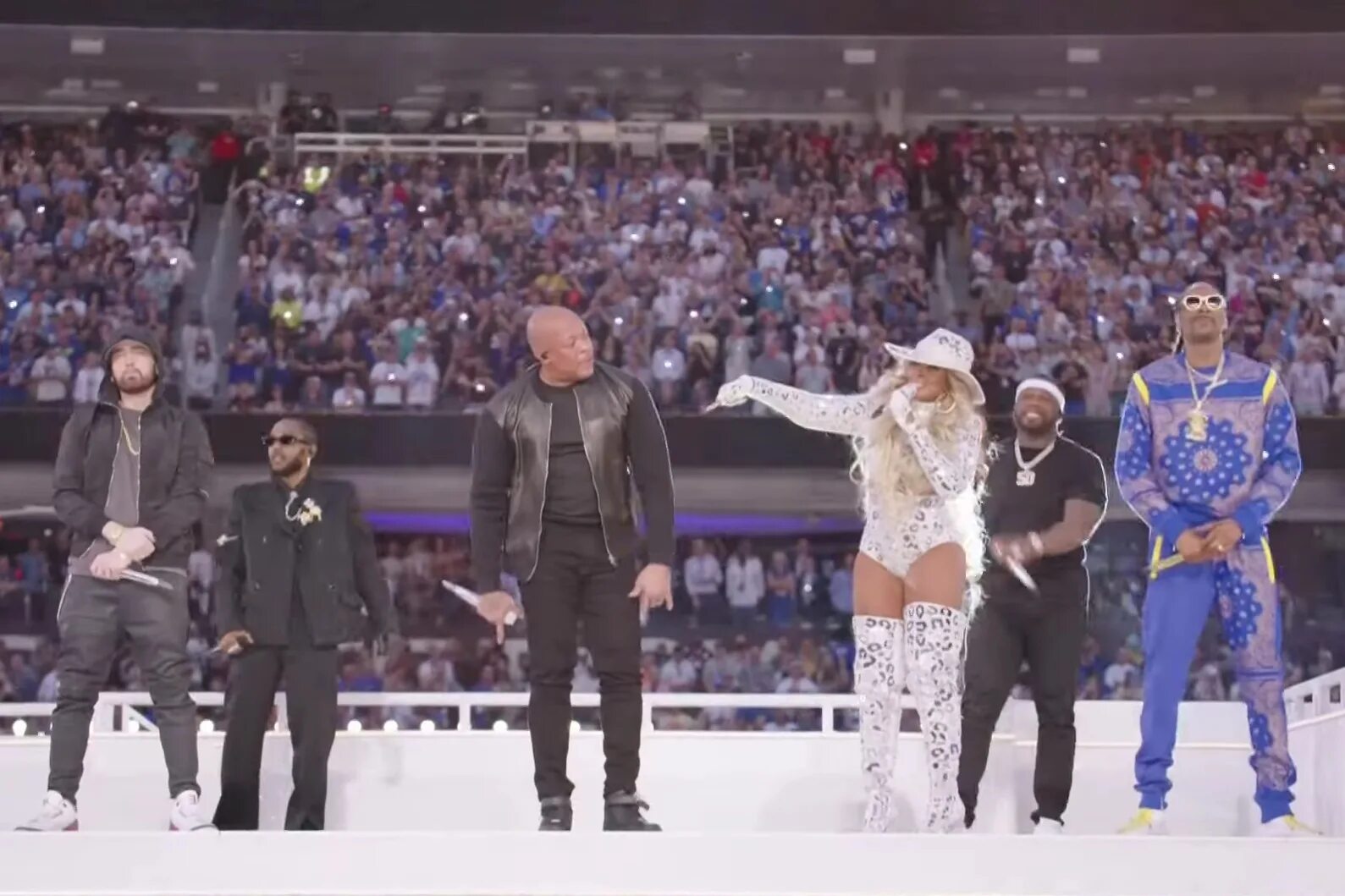 Pepsi halftime show. Eminem с белыми волосами. Эминем 2022. Эминем и доктор дре. Эминем драка.