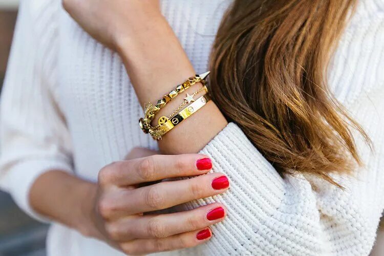 На какой руке носят браслет золотой женщины. Браслеты. Браслет на руку женский. Браслет золотой женский на руку. Fashion Jewelry браслеты.