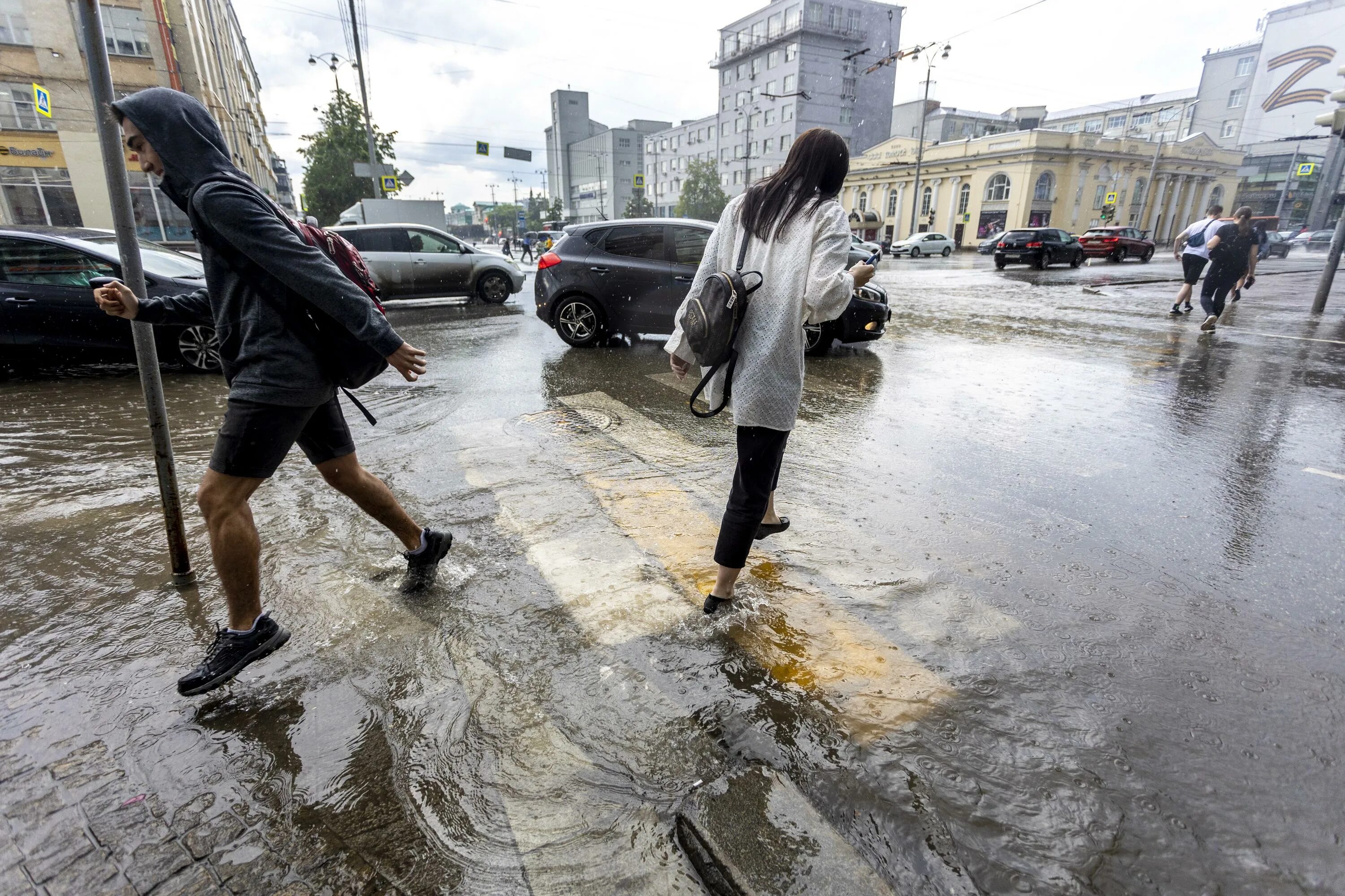 Идёт ливень. Сильный дождь в москве. Ну сегодня будет дождь. Дождь и ветер. Сильный дождь в москве.