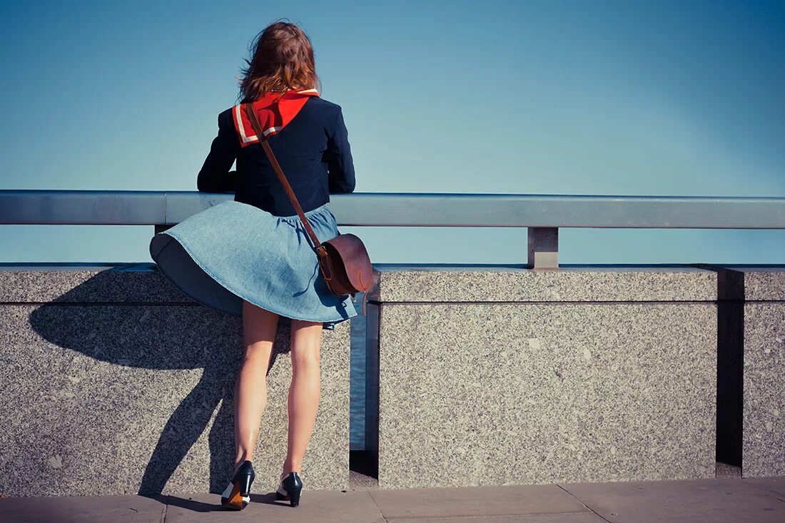 She s wearing her skirt. Ветер и юбки. Юбка на мосту. Ветер дует под юбку. Девушка в юбке и дует ветер.