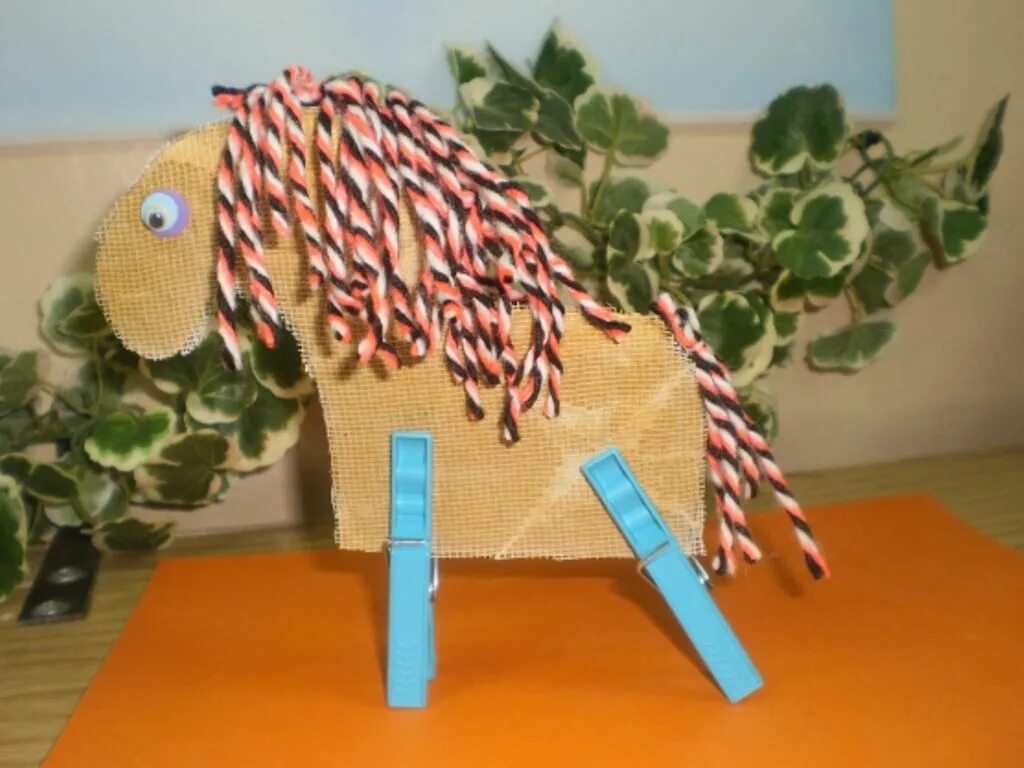 Поделка лошадь. Поделка лошадь для детского сада. Лошадь поделка для детей. Лошадь из прищепок.